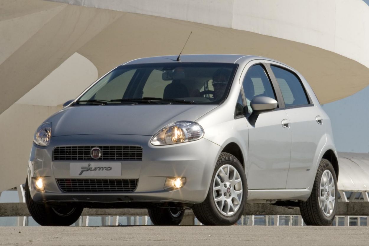 Fiat Punto 2007 cinza de frente estacionado