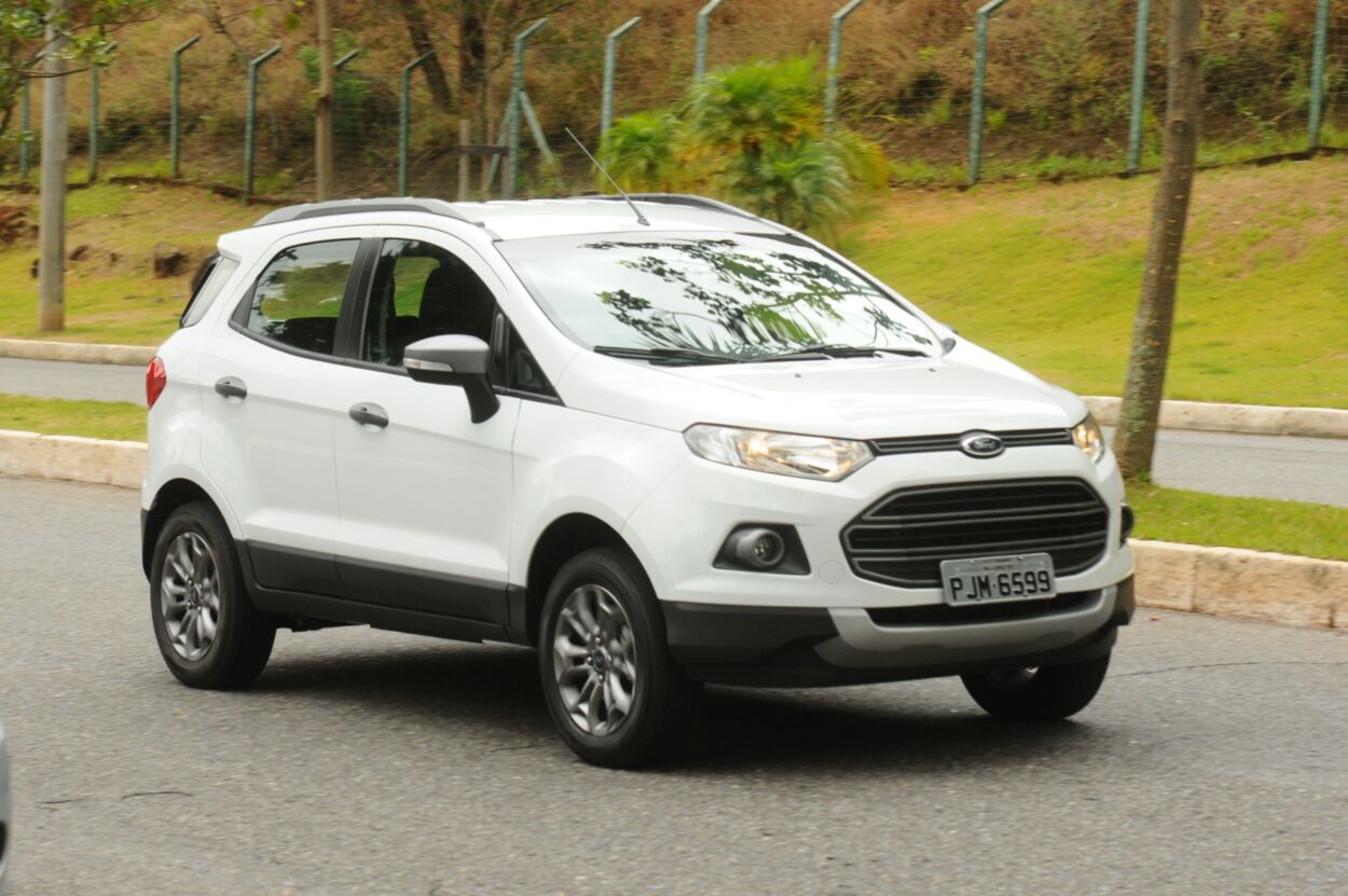 Ford EcoSport Freestyle 1.6 modelo 2015 branco de frente em movimento no asfalto