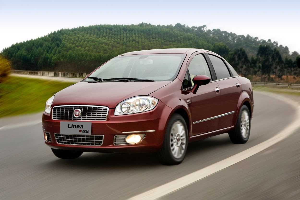 Fiat Linea Absolute 2011 vinho de frente em movimento