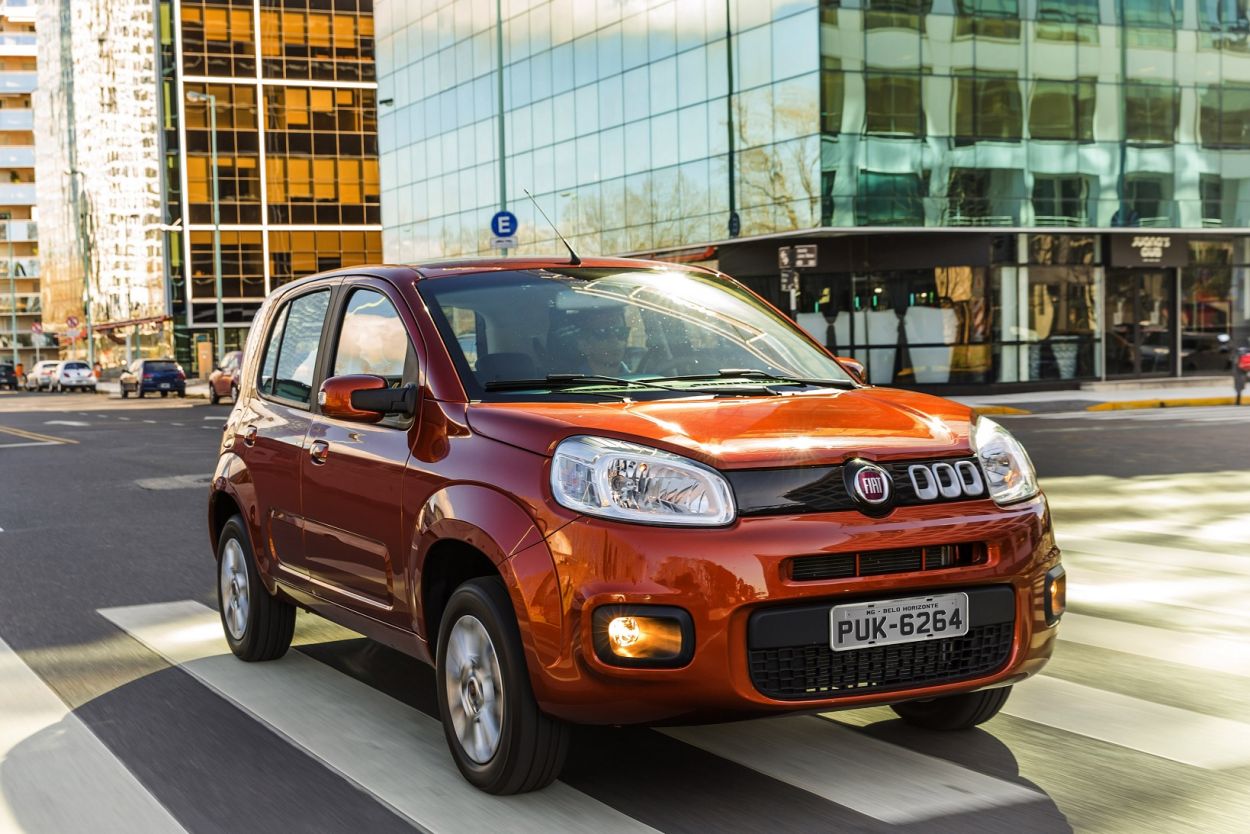 Fiat Uno Evolution 2014 vermelho de frente em movimento