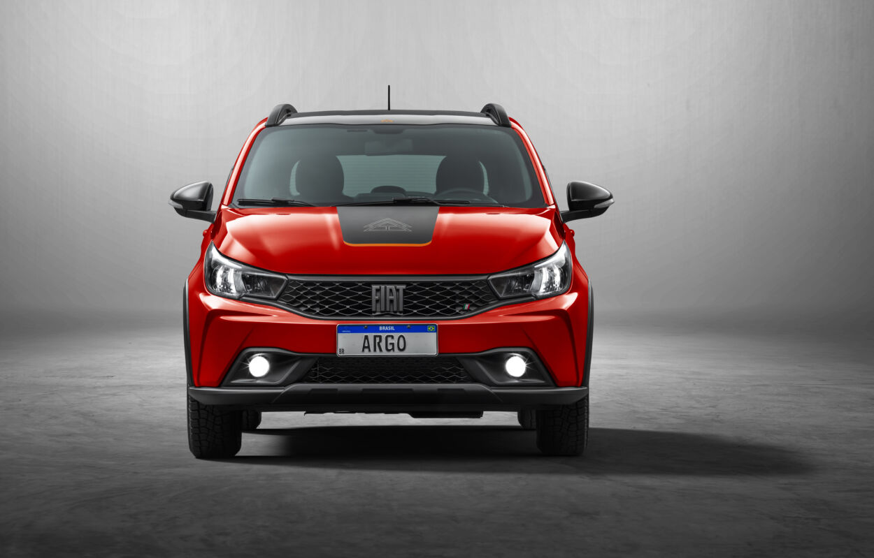 Fiat Argo vermelho de frente; para matéria de carros automáticos mais baratos do Brasil em 2023.