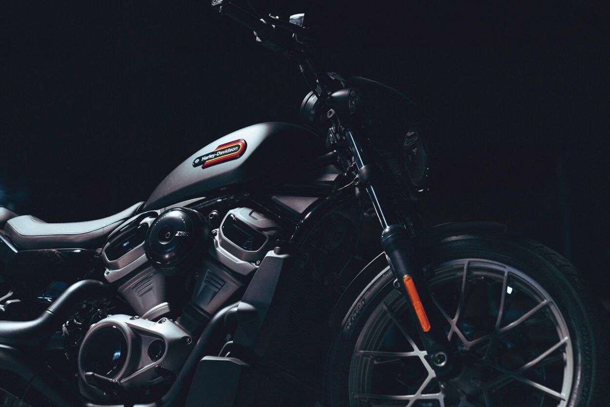 Harley-Davidson Nightster Special modelo 2023 comemorativo 120 anos da marca cinza de lado no estúdio