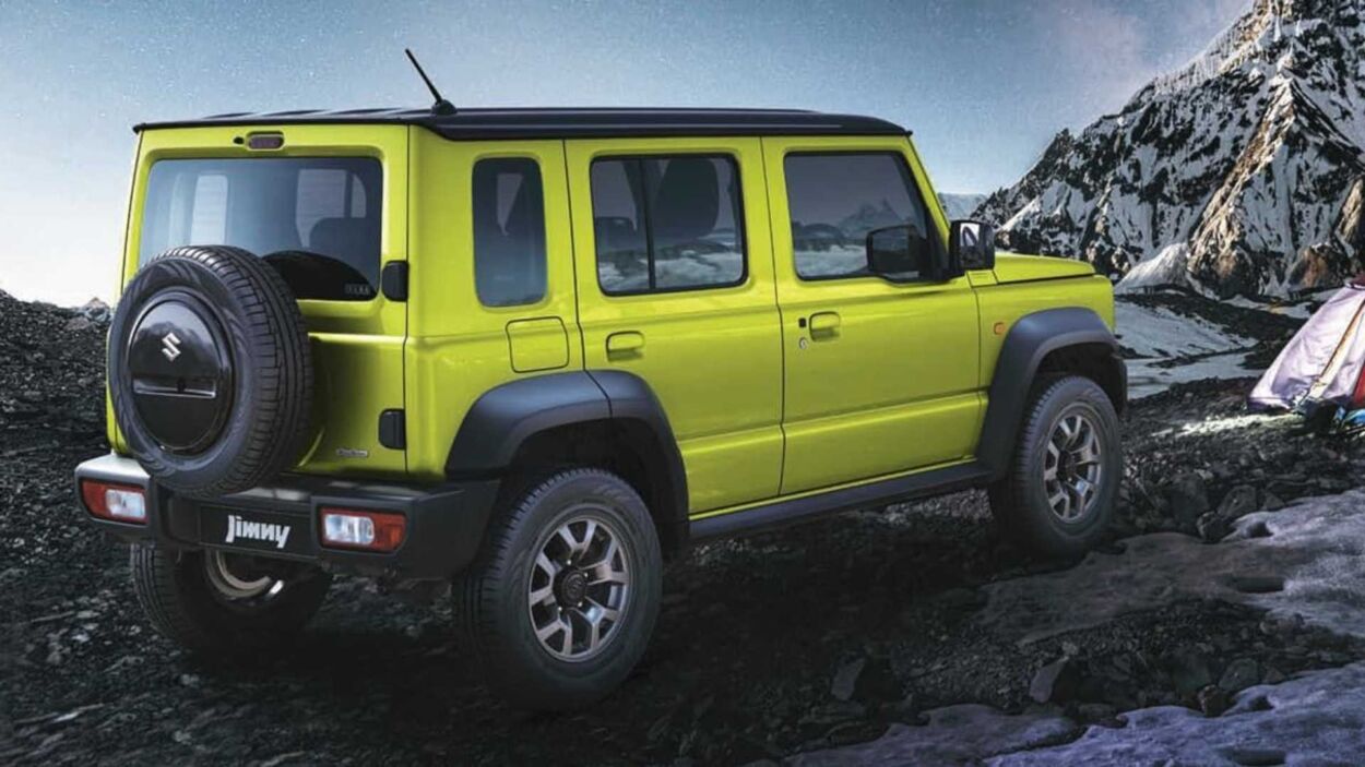 Suzuki Jimny Sierra 4 portas amarelo de traseira estacionado