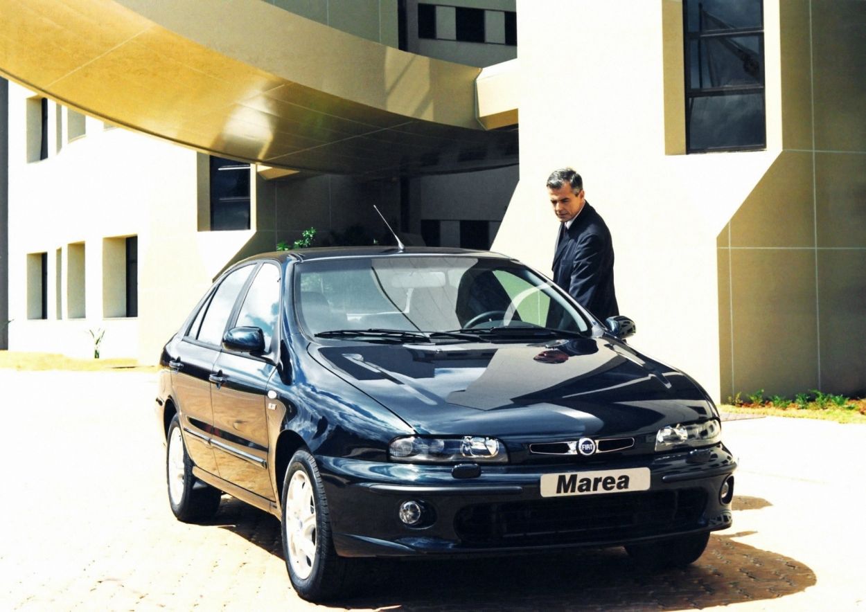 Fiat Marea HLX 2.4 azul de frente estacionado