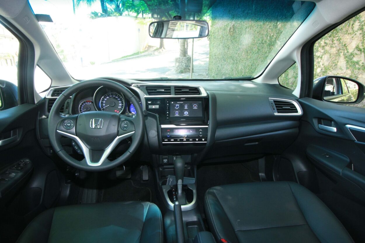 Honda Fit 1.5 modelo 2018 cinza escuro interior painel bancos estático no calçamento