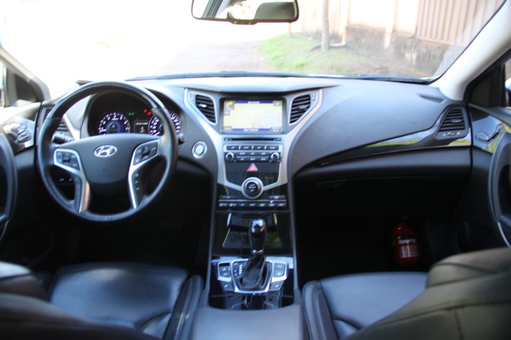 Hyundai Azera 3.0 V6 câmbio automático prata modelo 2015 interior painel bancos volante na rua