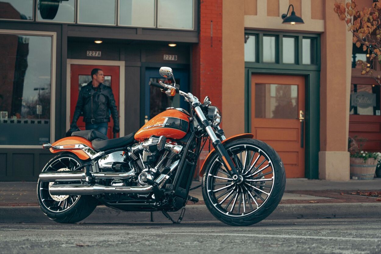 Harley-Davidson Breakout modelo 2023 comemorativo 120 anos alaranjado de frente no asfalto