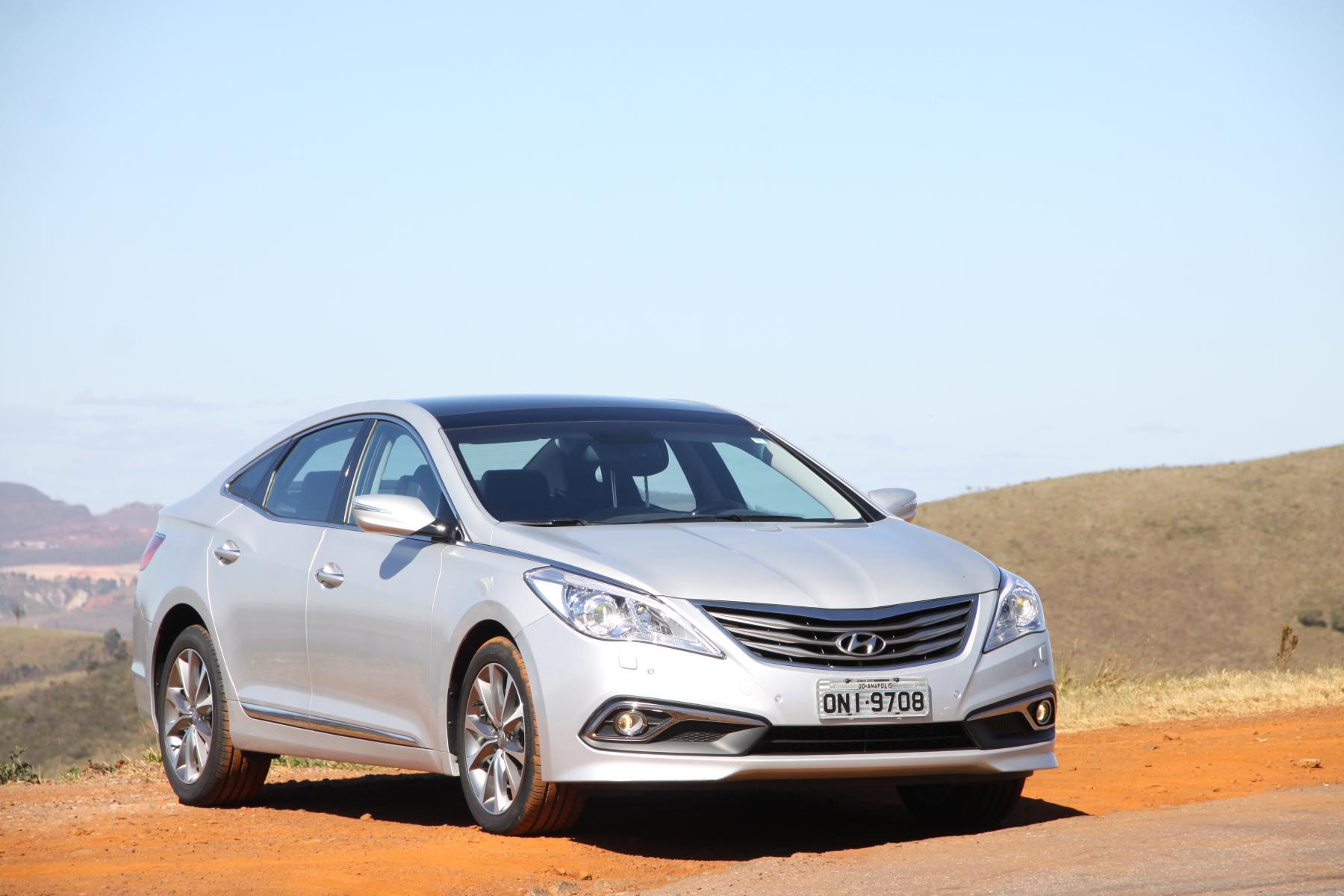 Hyundai Azera 3.0 V6 câmbio automático prata modelo 2015 de frente estático na terra; para matéria sobre carros de playboy