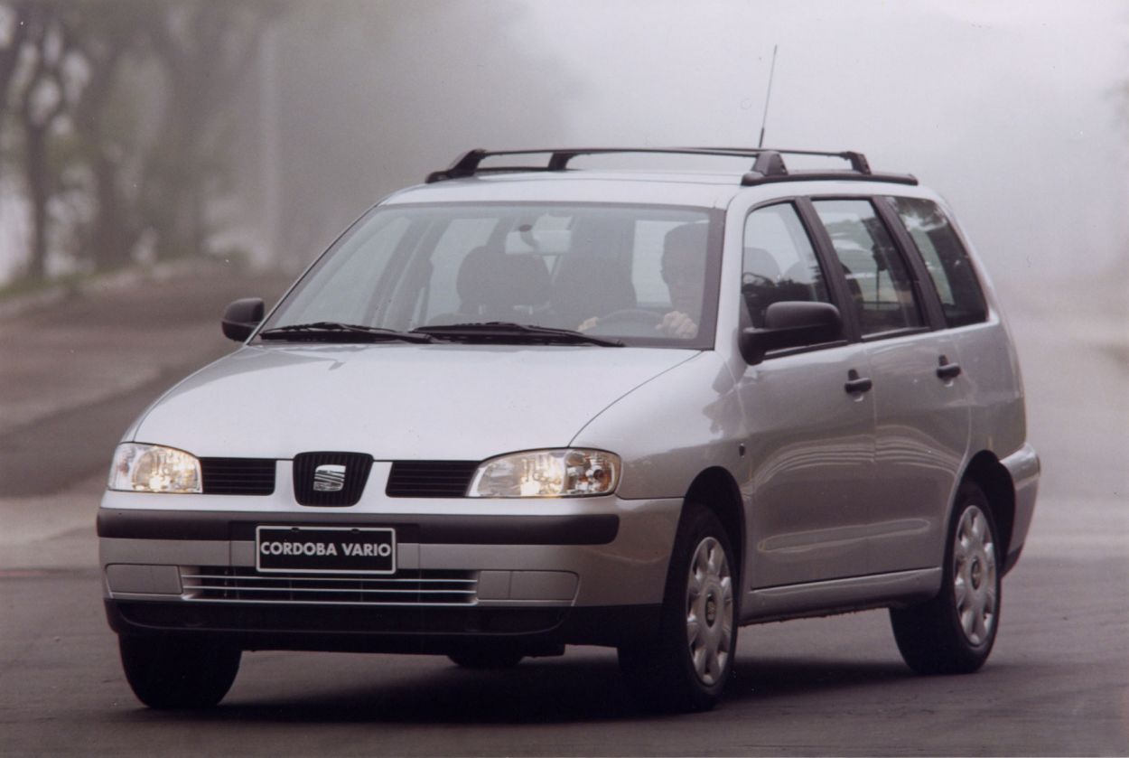 Seat Cordoba na versão perua Verio de frente estacionada