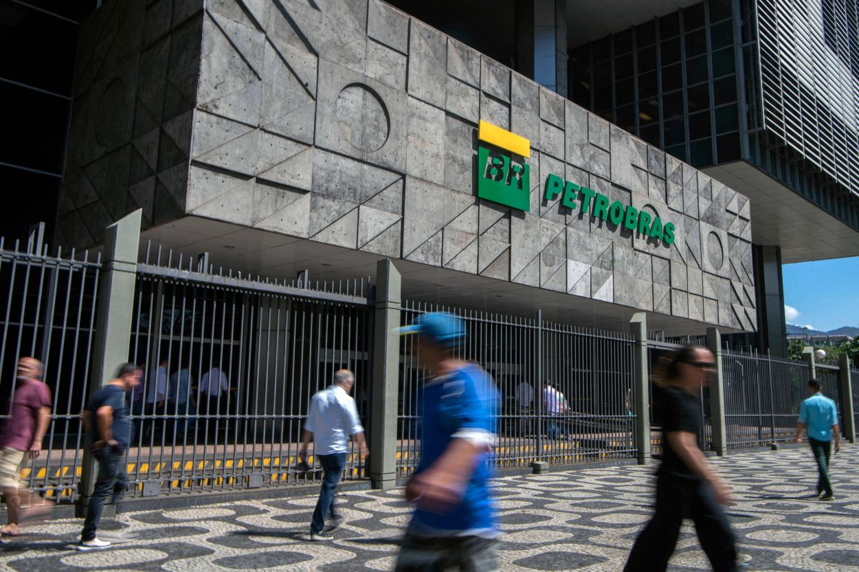 Pessoas andando em frente à fachada do principal prédio da Petrobrás, no Rio de Janeiro