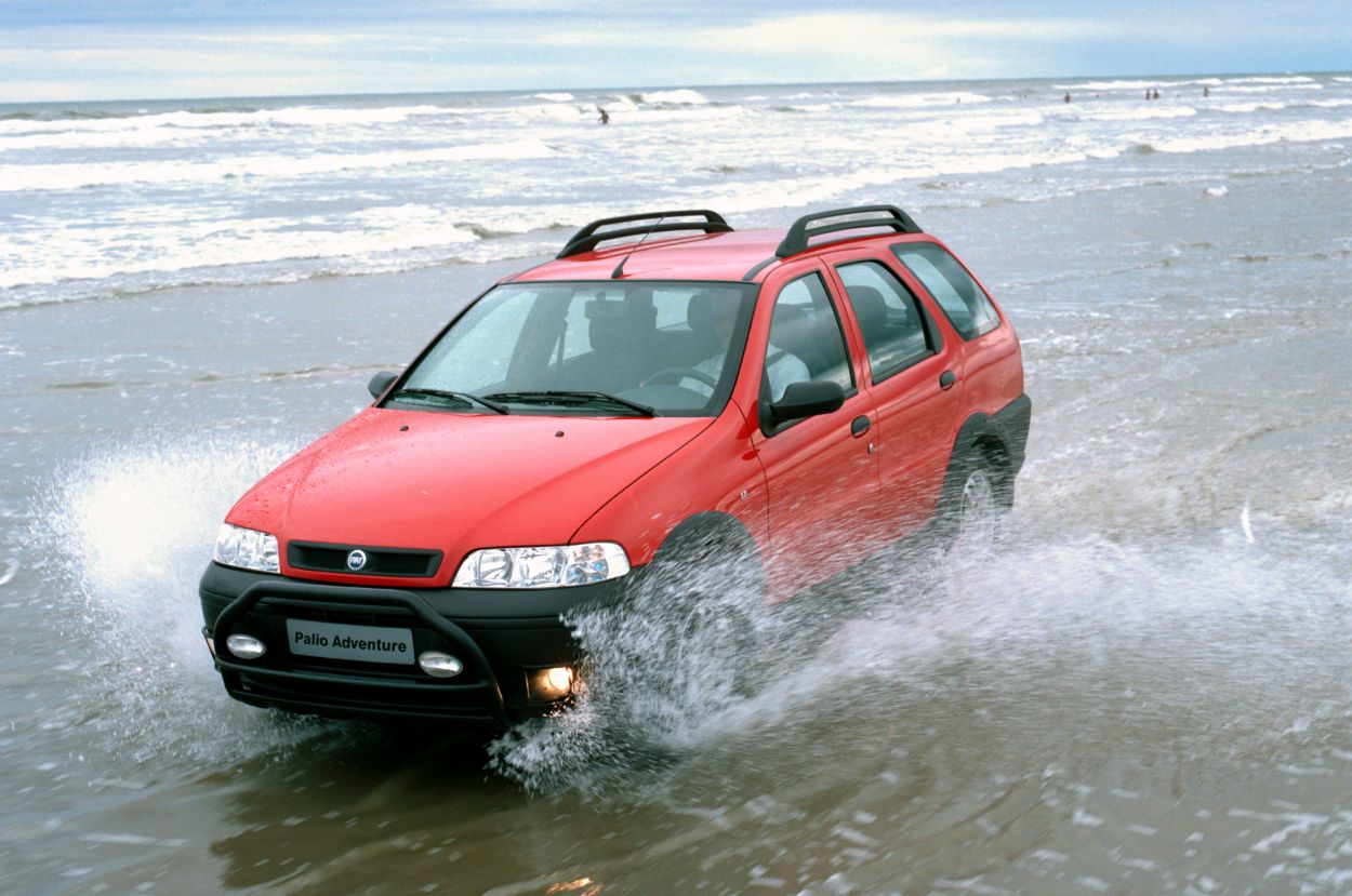 Fiat Palio Weekend Adventure 2003 vermelha de frente em movimento em praia