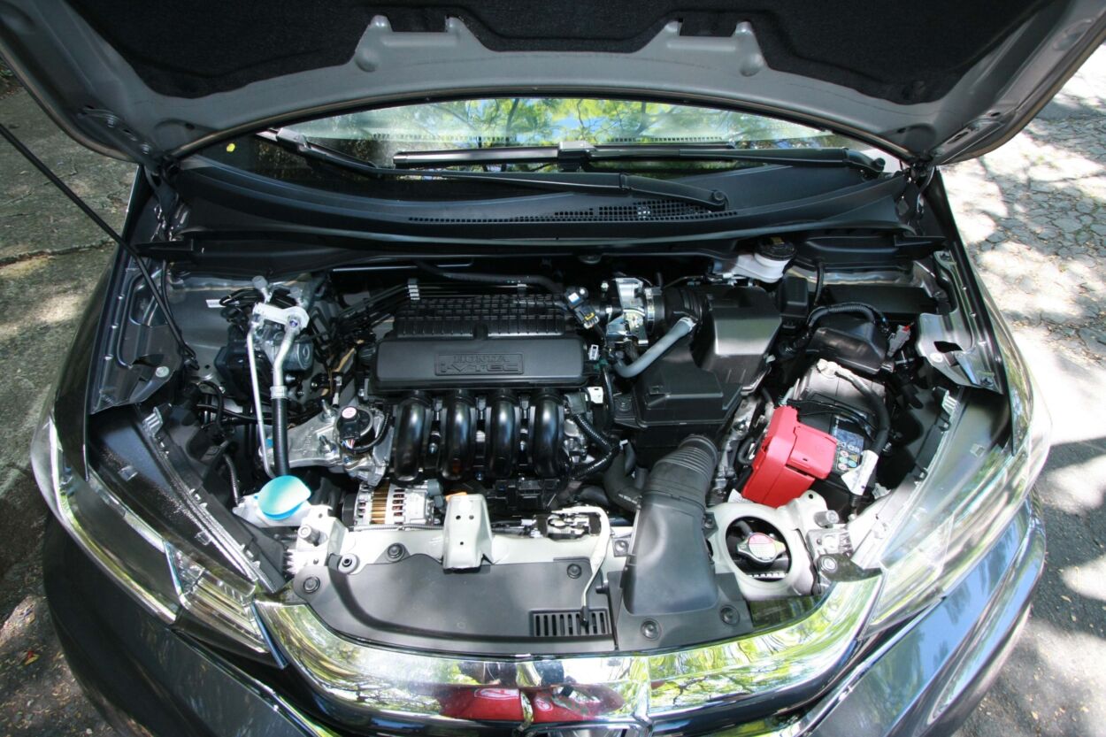 Honda Fit 1.5 modelo 2018 cinza escuro cofre do motor estático no calçamento