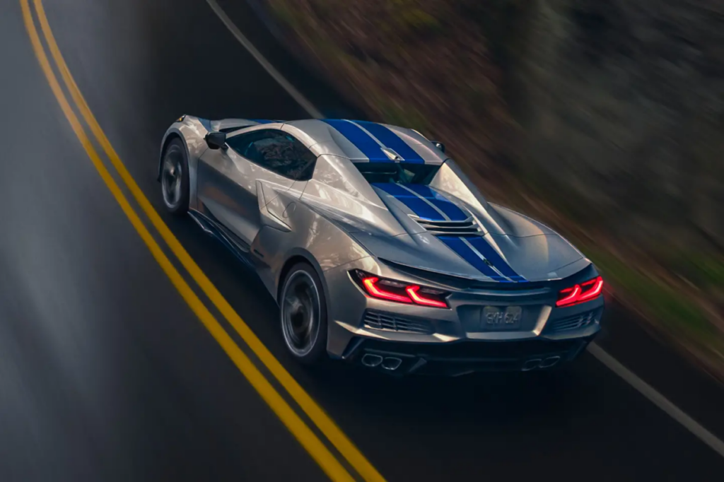 Corvette E-Ray cinza com acabamentos em azul. Ele é visto de cima e da diagonal traseira.