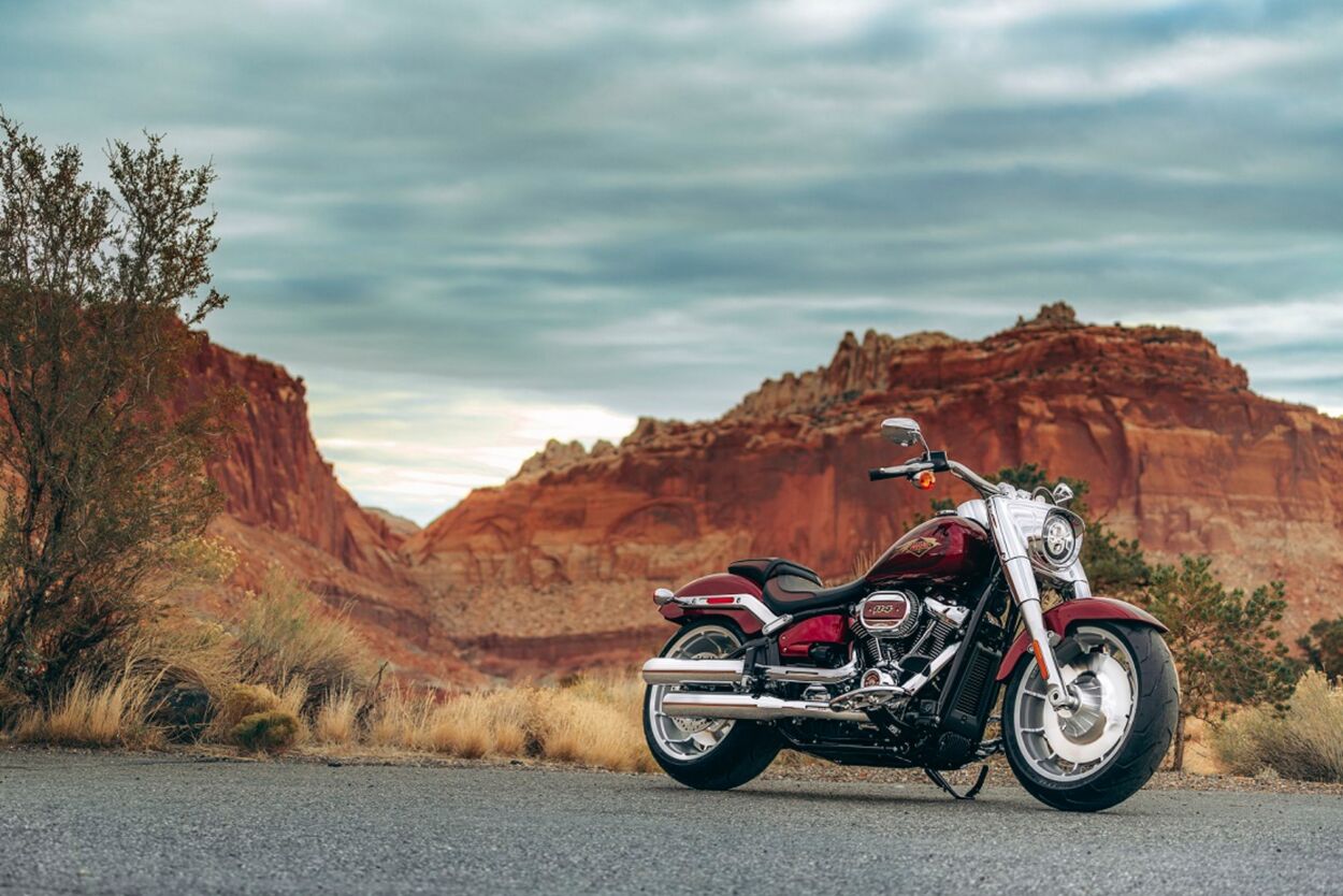 Harley-Davidson Fat Boy Anniversary Edition modelo comemorativo 120 anos vermelho de frente no asfalto