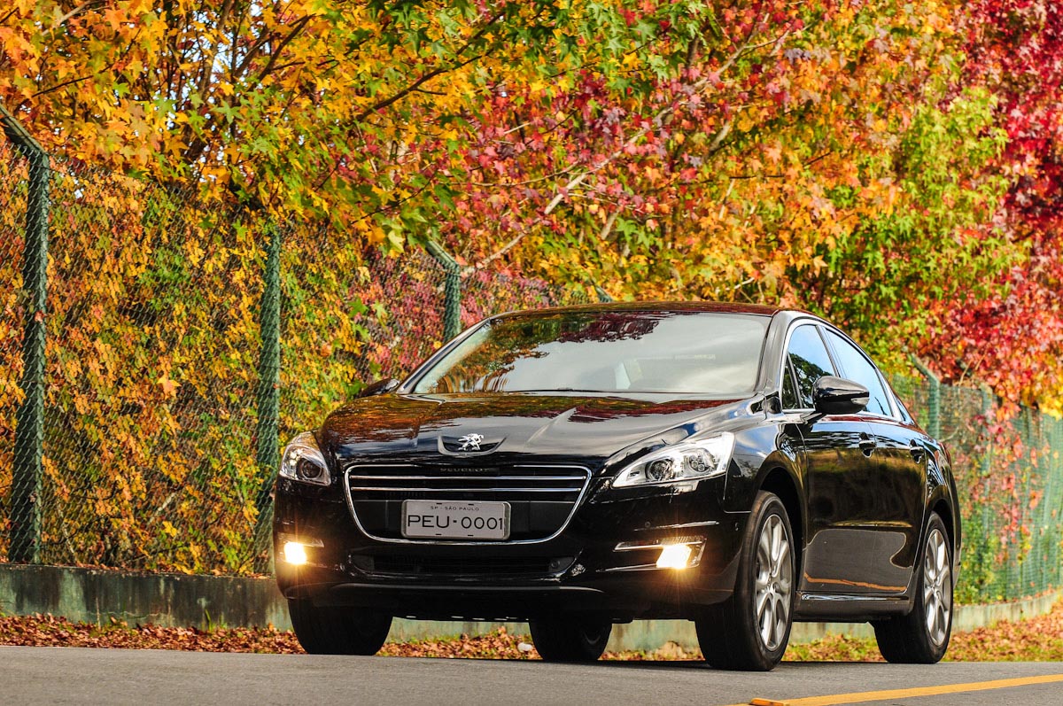 Peugeot 508 preto de frente