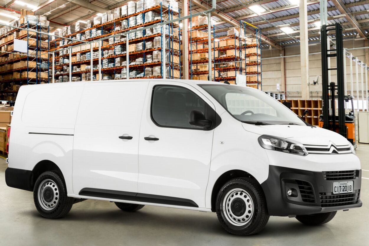 Citroën Jumpy modelo 2022 branco de frente estático dentro de galpão