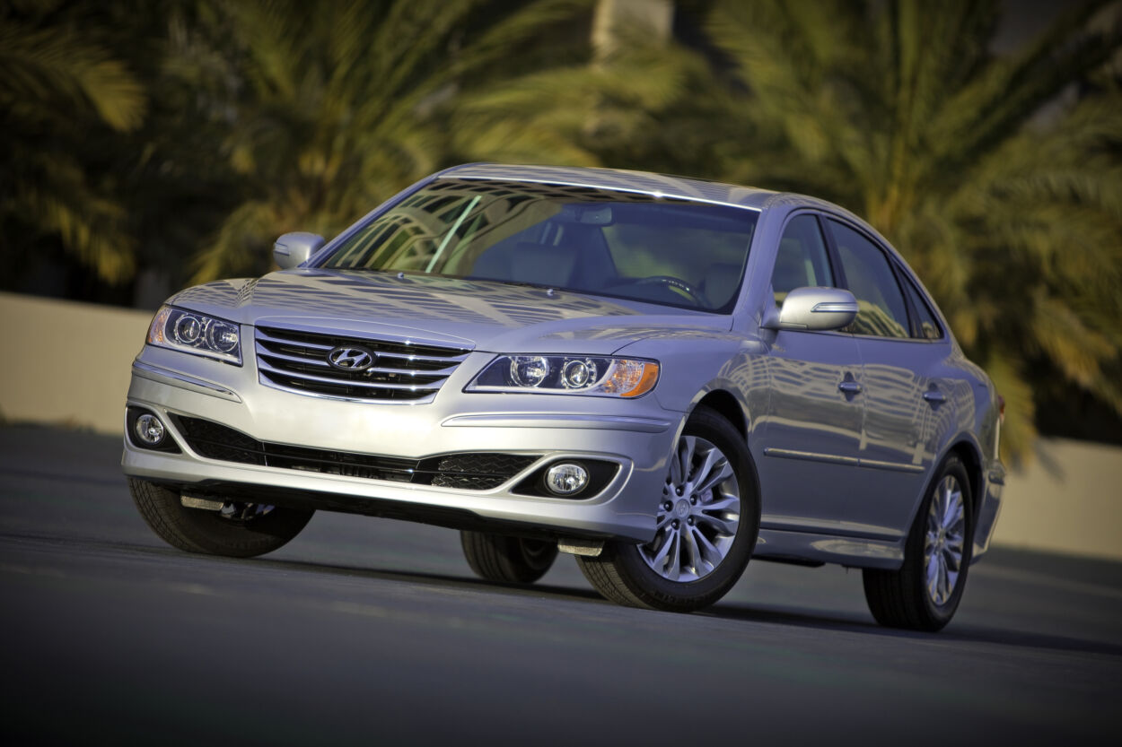 Hyundai Azera 2011 prata de frente estacionado