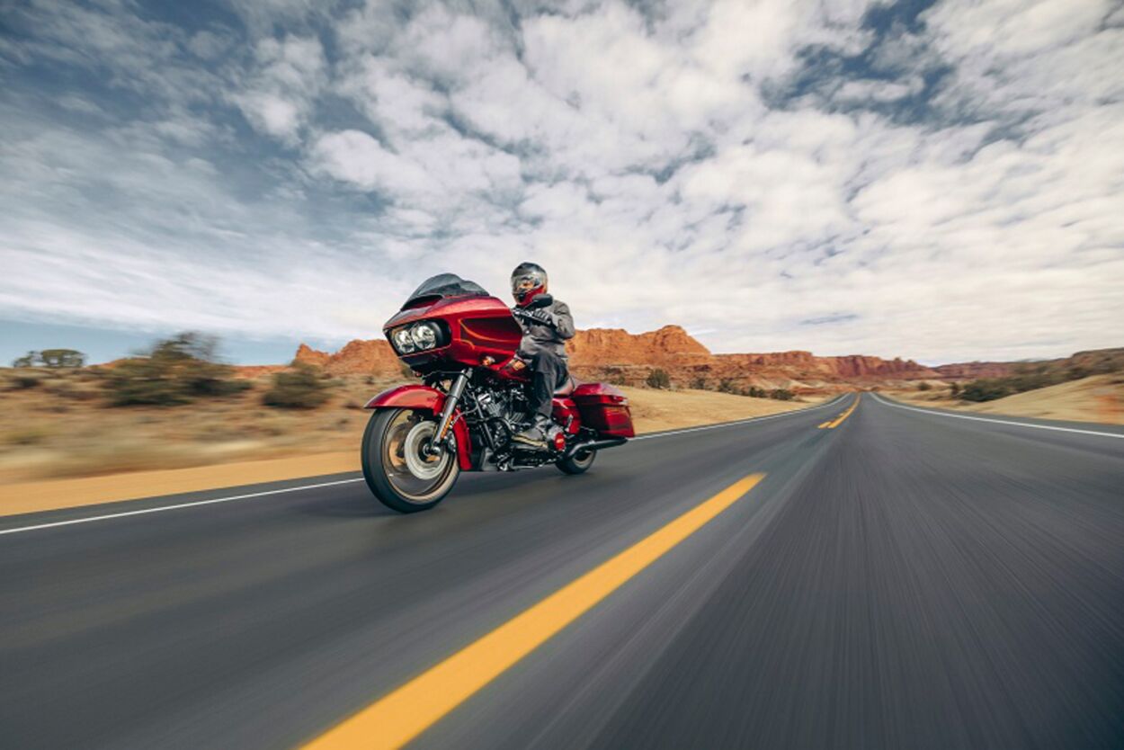 Harley-Davidson Road Glide Anniversary Edition comemorativo dos 120 anos da marca vermelho de frente no asfalto