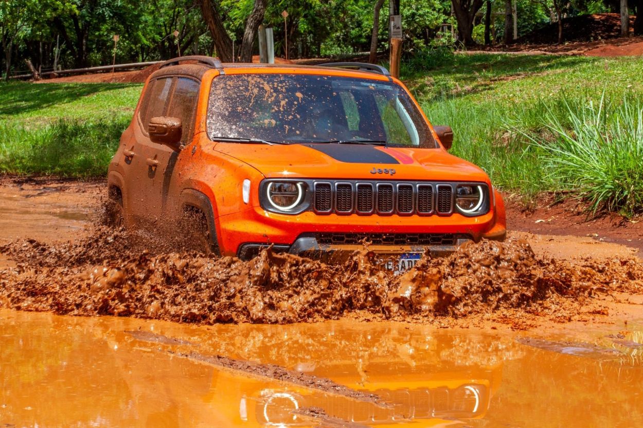 jeep renegade trailhawk t270 laranja em lamacal