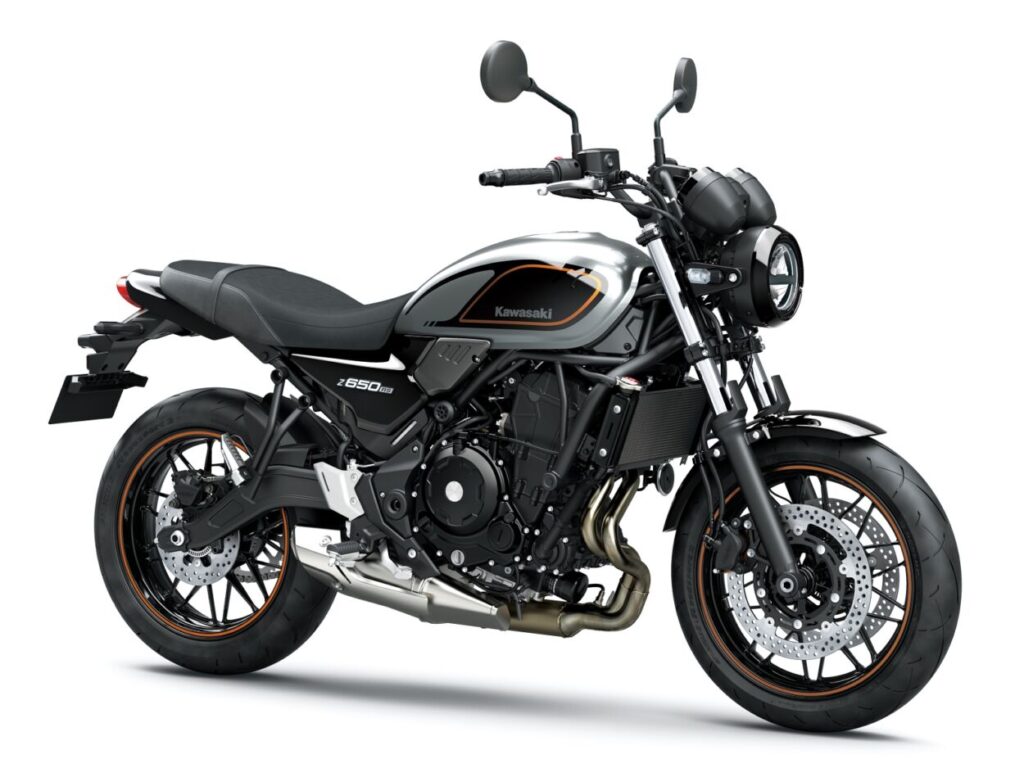 Kawasaki Z 650RS modelo 2023 estático, cinza, lado direito três quartos