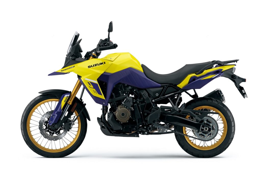 Suzuki V-Strom 800 modelo 2023 de lateral amarelo e roxo no estúdio