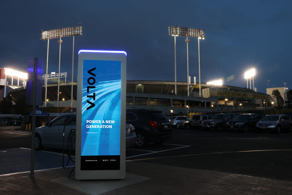 Posto de recarga da Volta, localizado no estacionamento do estádio Oakland Coliseum