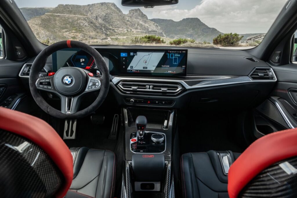 Parte interior frontal do novo esportivo, com painel e volante.