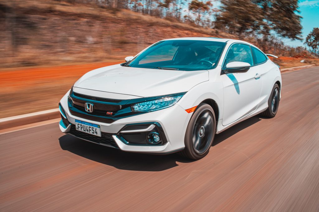 Honda Civic Si 2020 branco de frente; matéria sobre rivalidade entre Civic e Corolla.