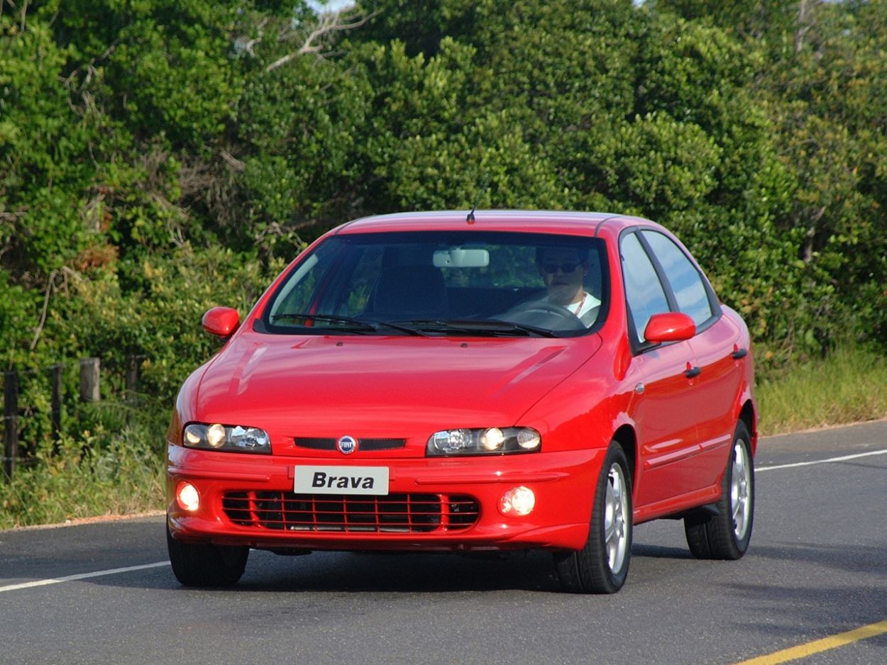 Fiat Brava SX vermelho de frente em movimento