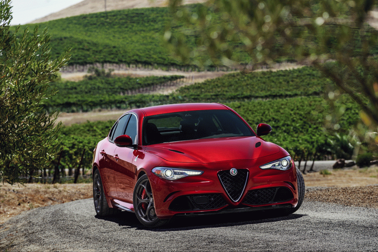 Alfa Romeo Giulia Quadrifoglio Verde vermelho de frente