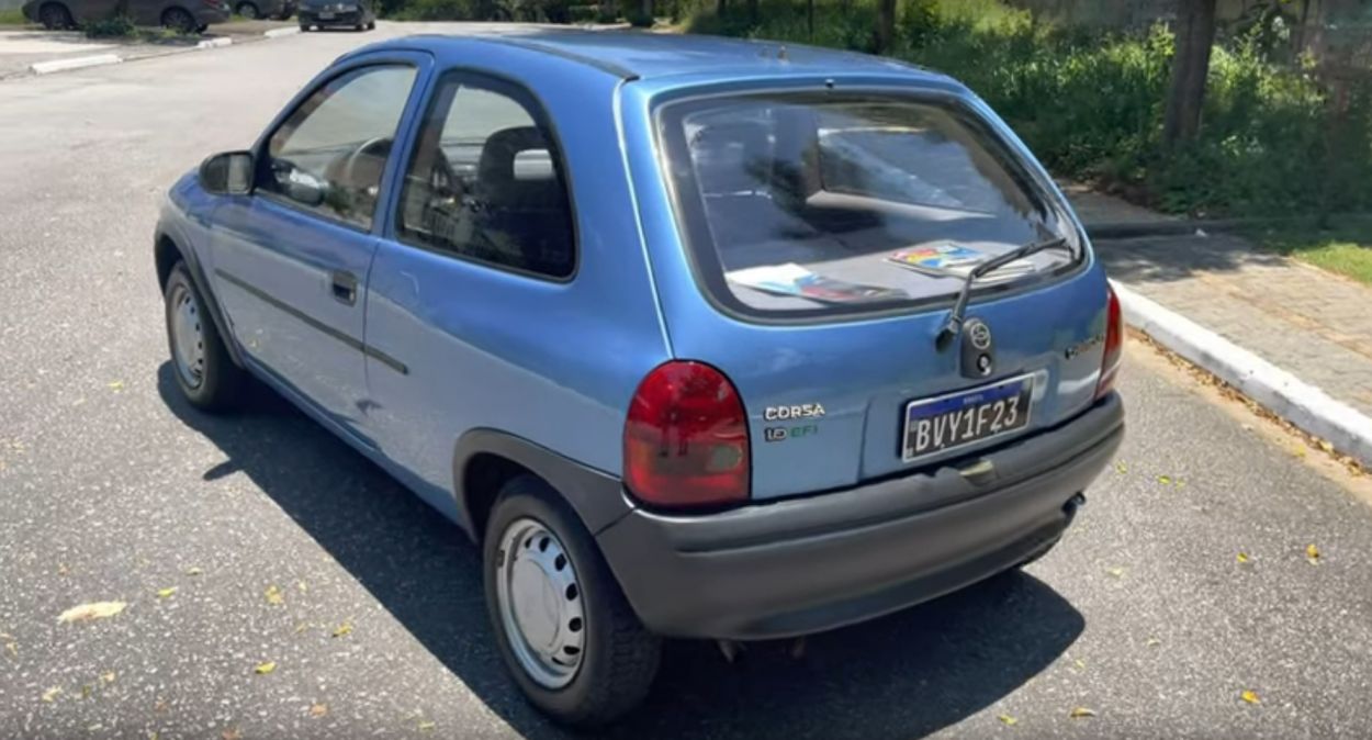 Chevrolet Corsa Wind 1.0 azul 1993 de traseira; unidade foi a primeira a receber placa preta.