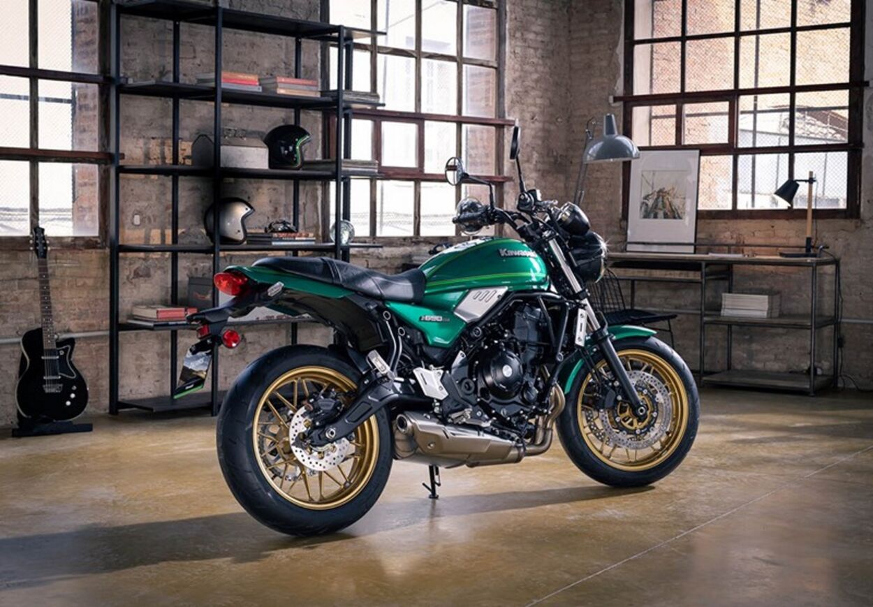 Kawasaki Z 650RS modelo 2023 verde com rodas douradas de traseira estática