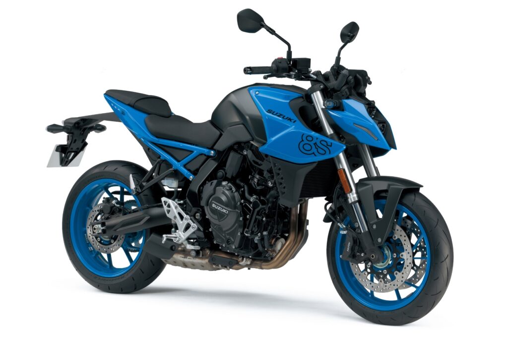 Suzuki GSX-8S modelo 2023 azul e preto de lateral estática no estúdio