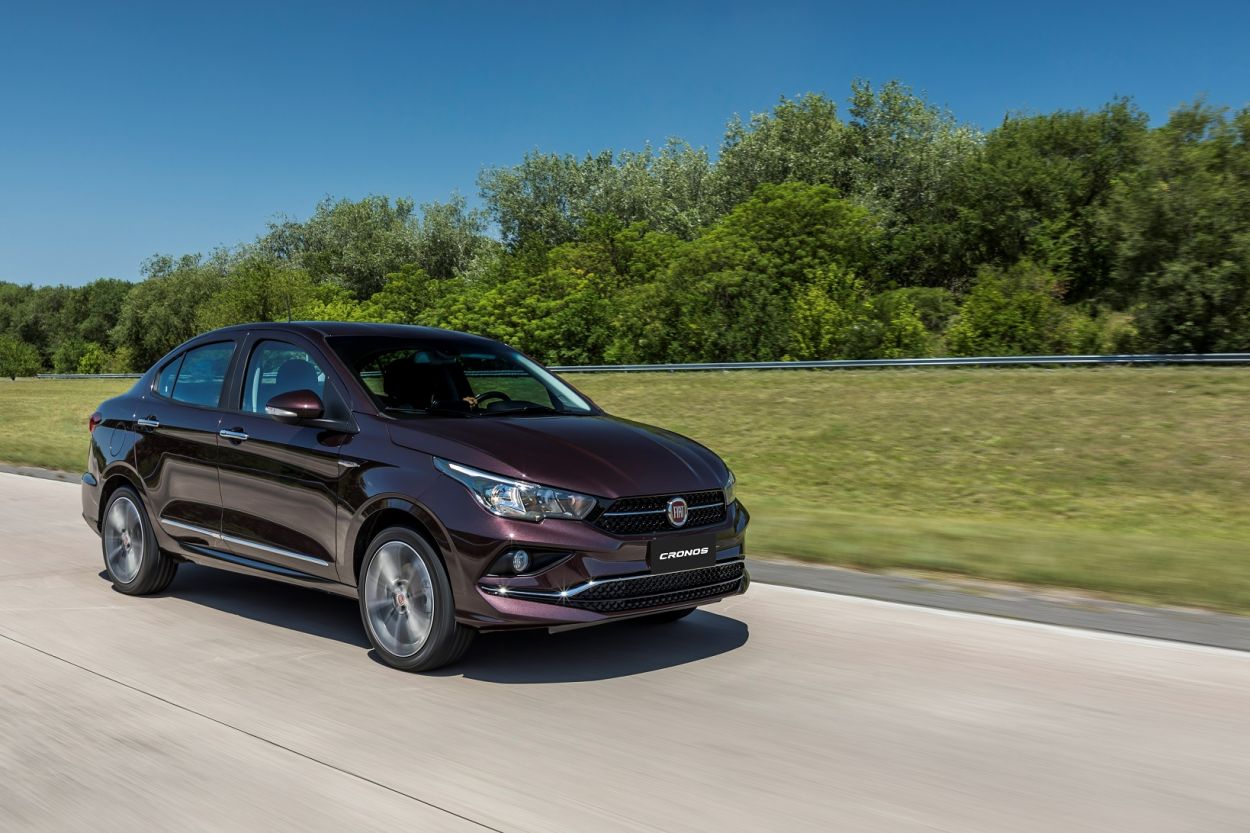 Fiat Cronos Precision 2018 preto de frente em movimento