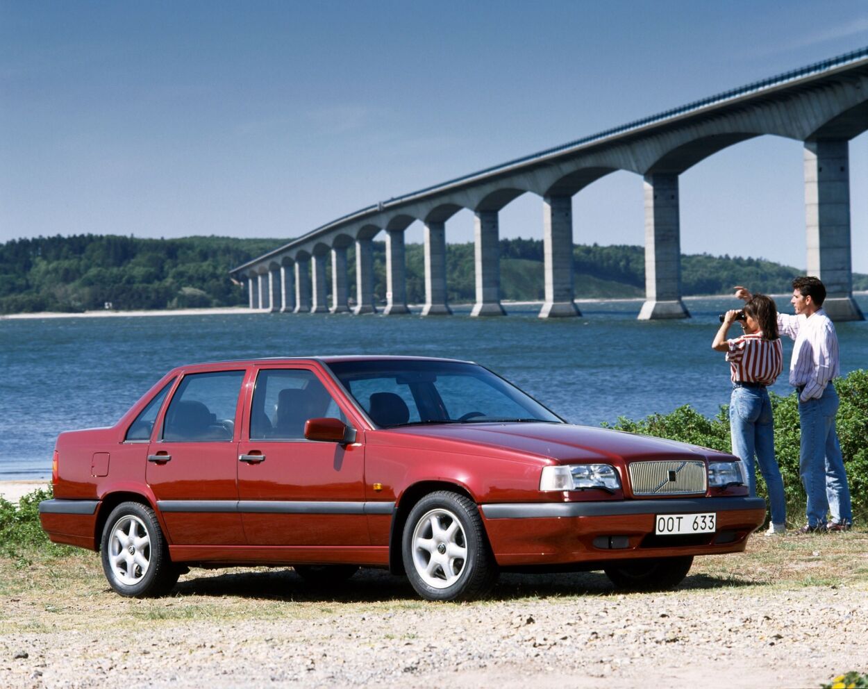 Volvo 850 sedan vermelho de frente estacionado