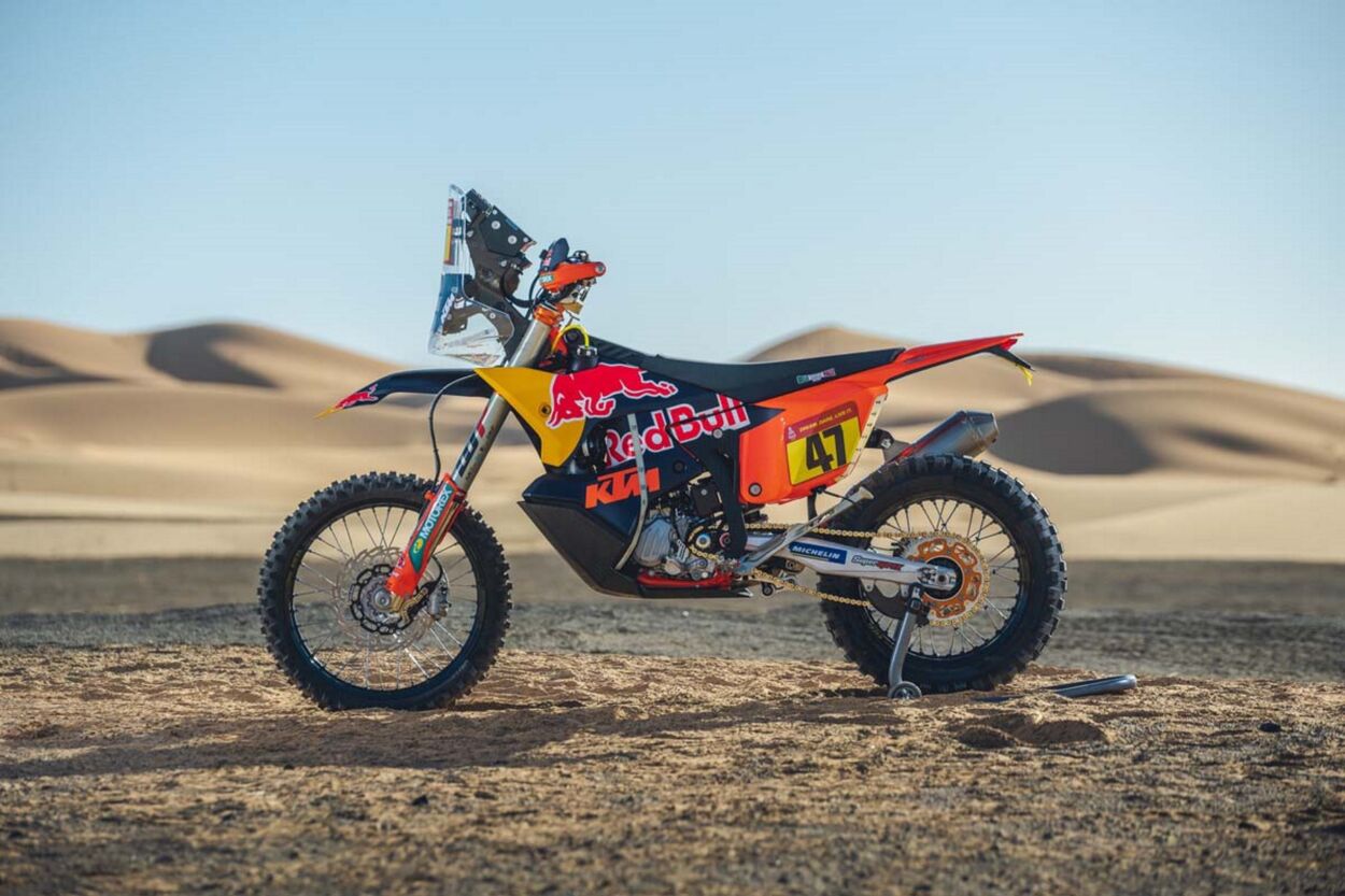 Rally Dakar 2023 KTM 450 Rally Factoring amarelo vermelho de lateral nas dunas deserto estática