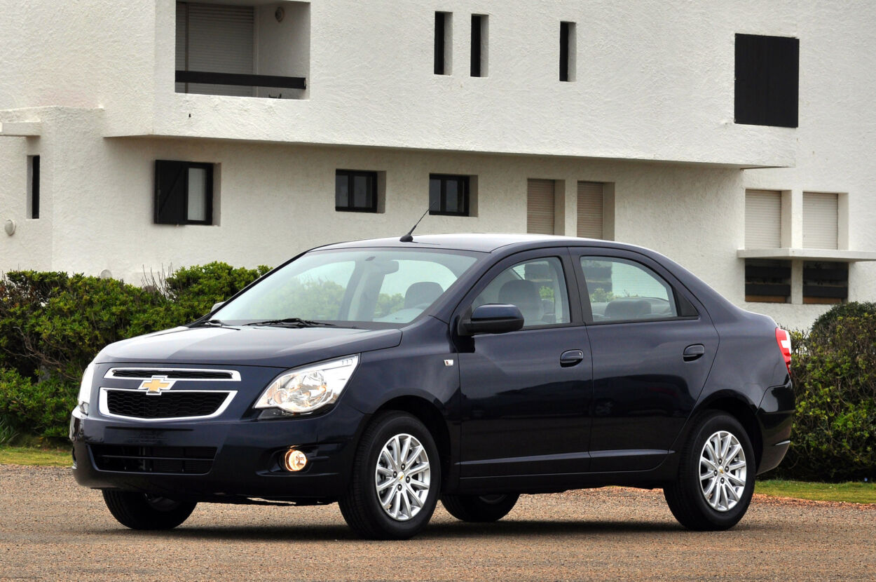 Chevrolet Cobalt 2012 azul de frente estacionado