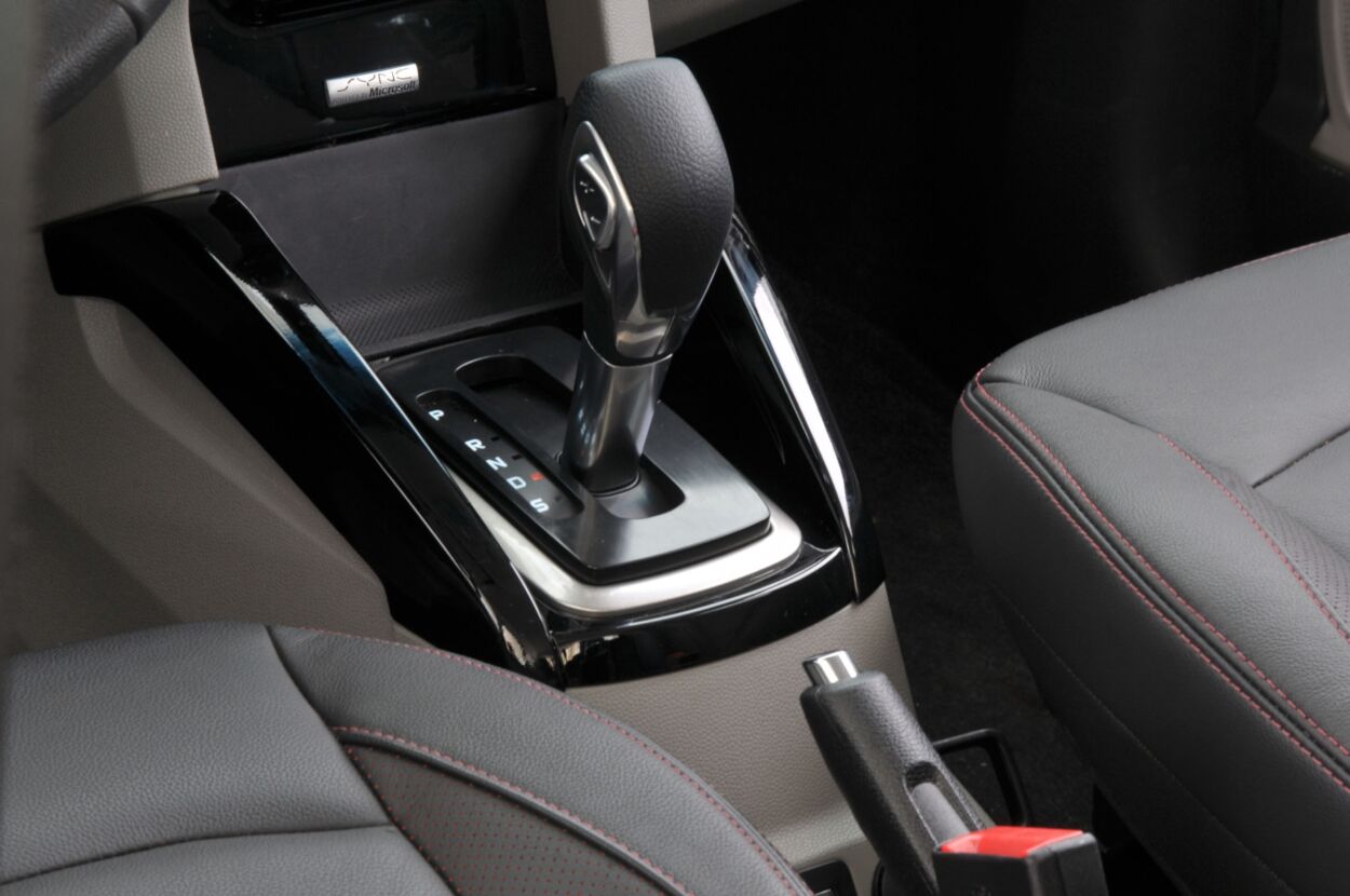 Ford EcoSport 4WD modelo 2012 vermelho interior câmbio automático Powershift no estúdio