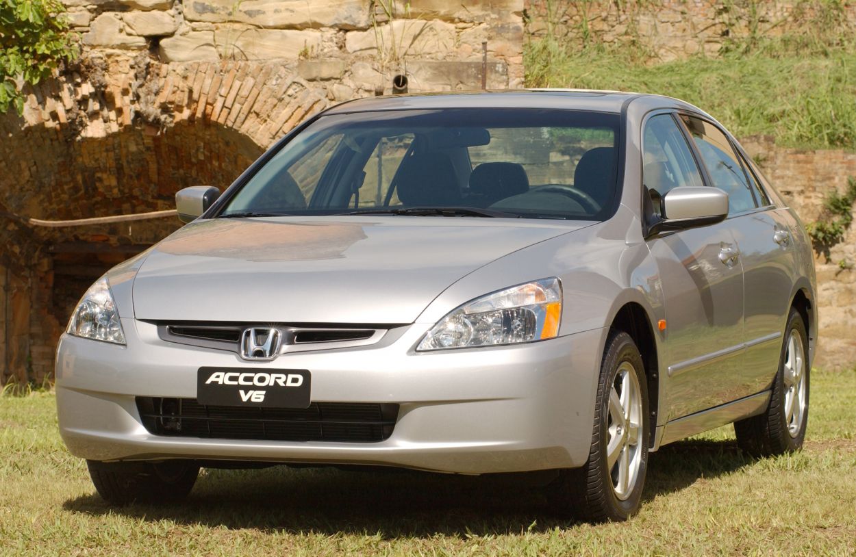 Honda Accord V6 de frente estacionado