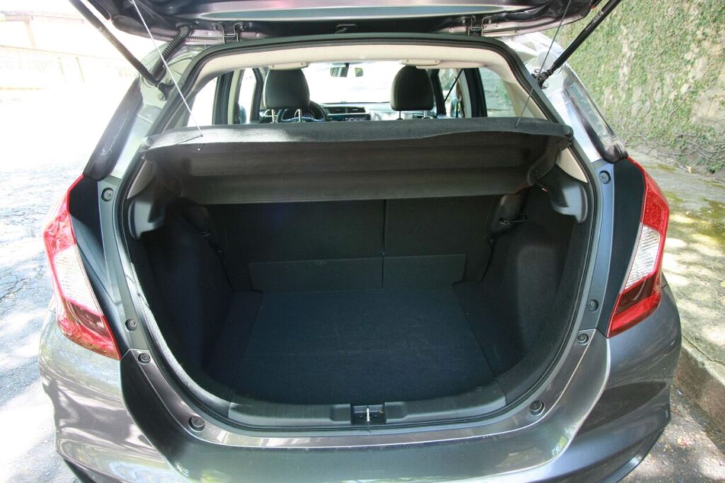 Honda Fit 1.5 modelo 2018 cinza escuro interior porta-malas posição normal estático no calçamento