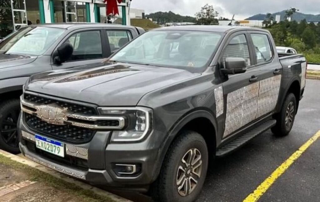 Nova Ford Ranger flagrada vista da diagonal frontal.