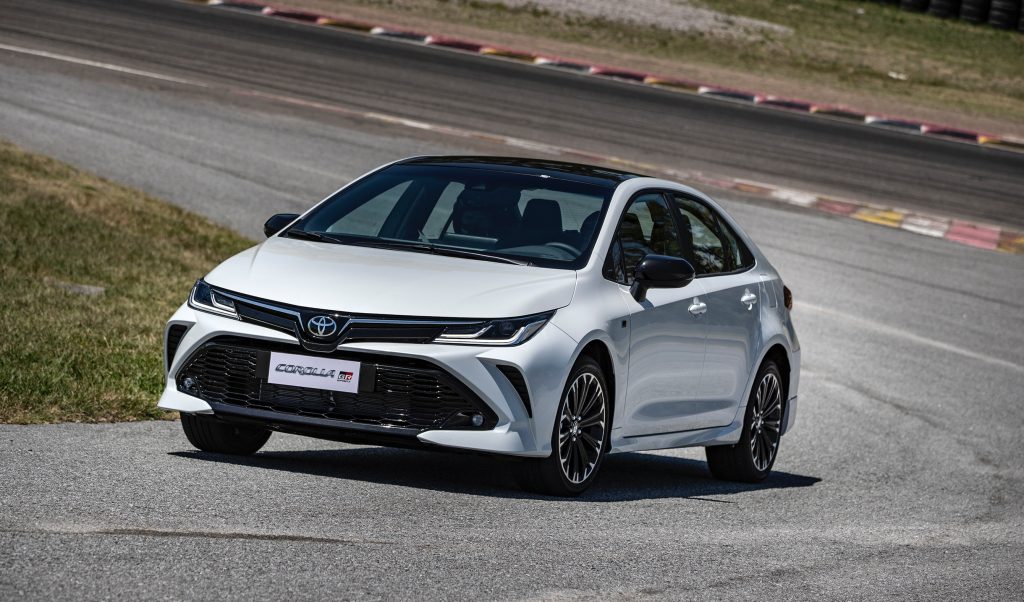 Toyota Corolla GR-S 2021 branco de frente; matéria sobre rivalidade entre Civic e Corolla.