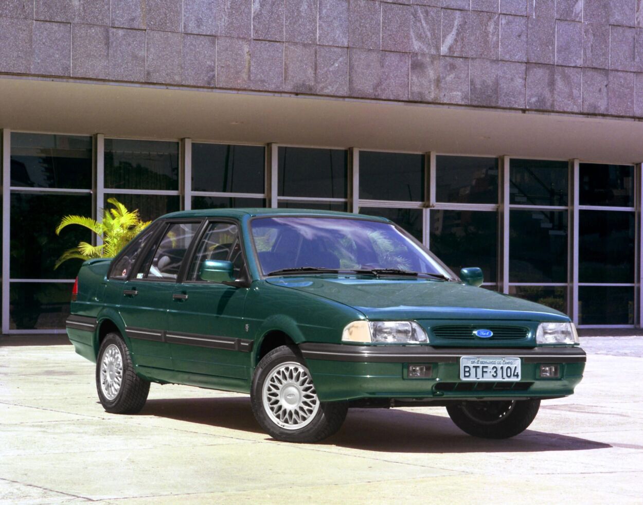 Ford Versailles Ghia 1996 de frente