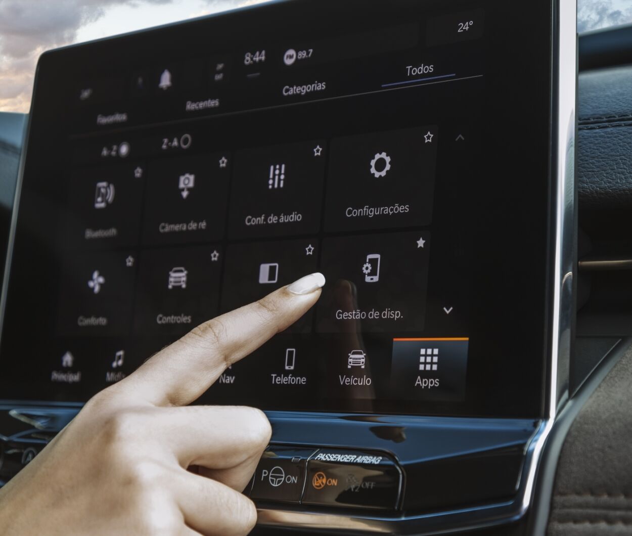 O sistema multimídia com tela tátil disponibiliza várias funções que podem distrair o motorista
