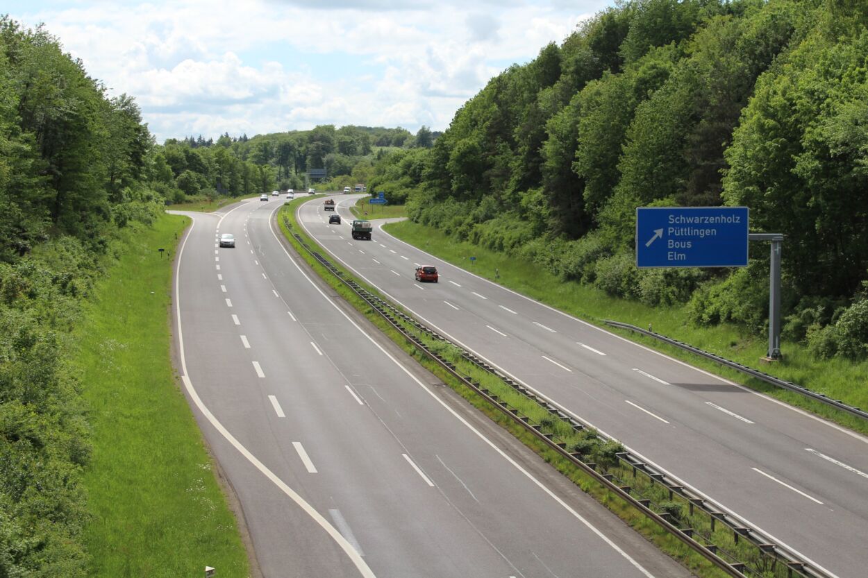 Imagem que mostra rodovia na Alemanha, com pista autobahn à esquerda do motorista. 