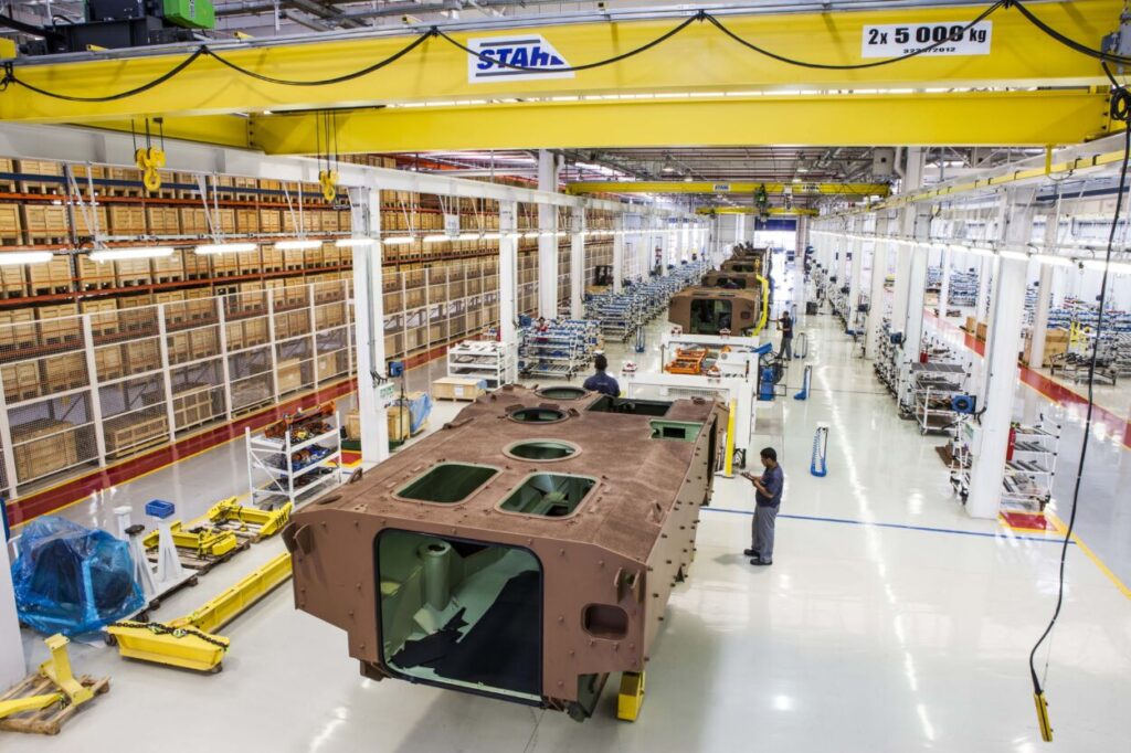 Linha de produção dos blindados na fábrica da Iveco em Sete Lagoas (MG).