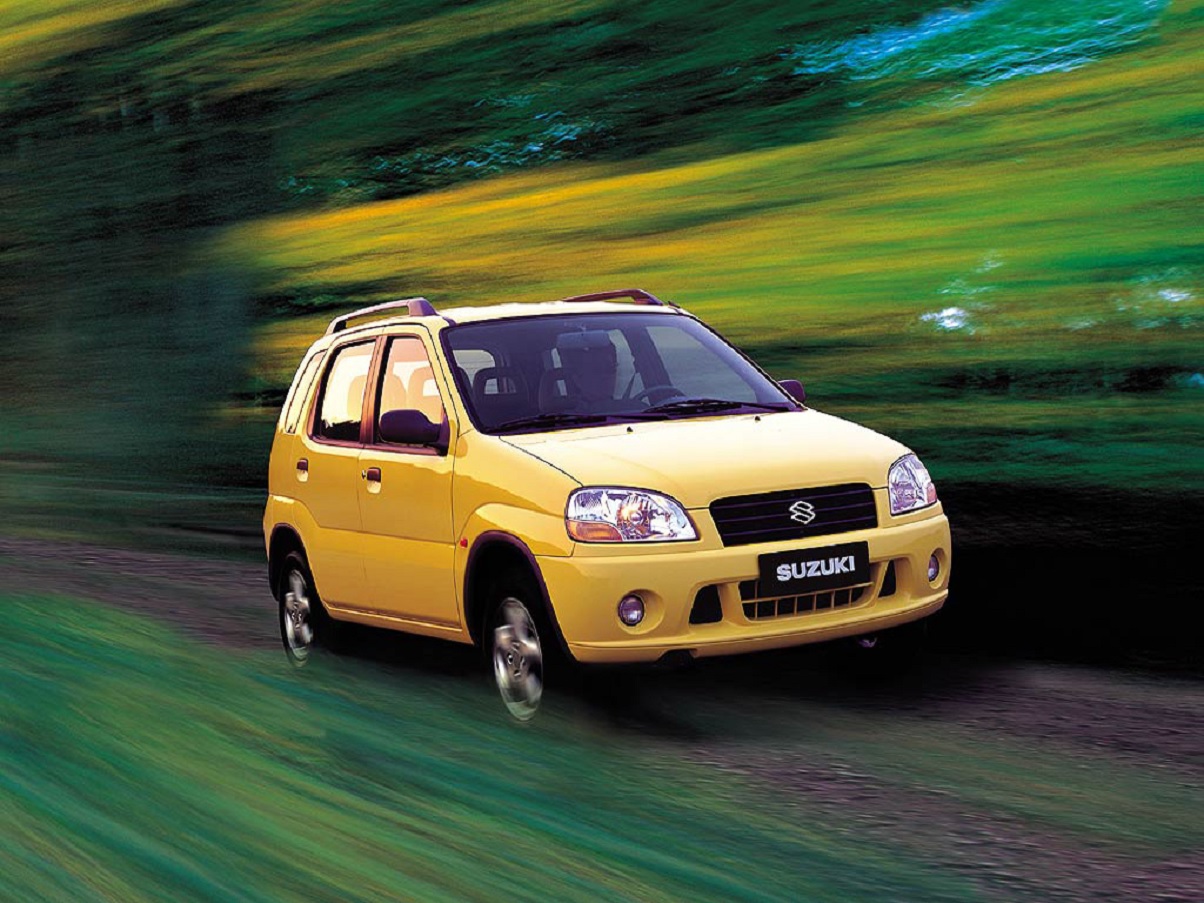 Suzuki Ignis amarelo de frente em movimento