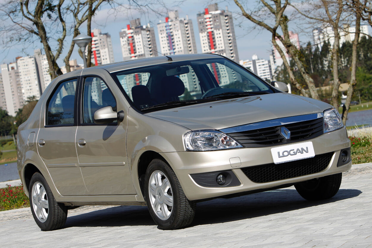 Renault Logan 2013 bege de frente estacionado