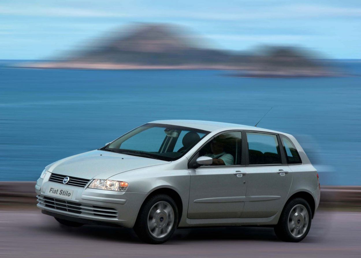 Fiat Stilo cinza de frente em movimento