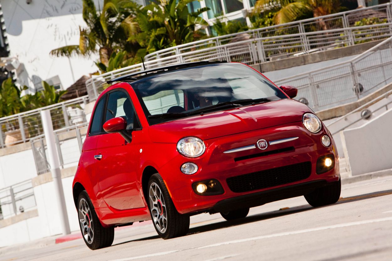 Fiat 500 Sport Air vermelho de frente em movimento